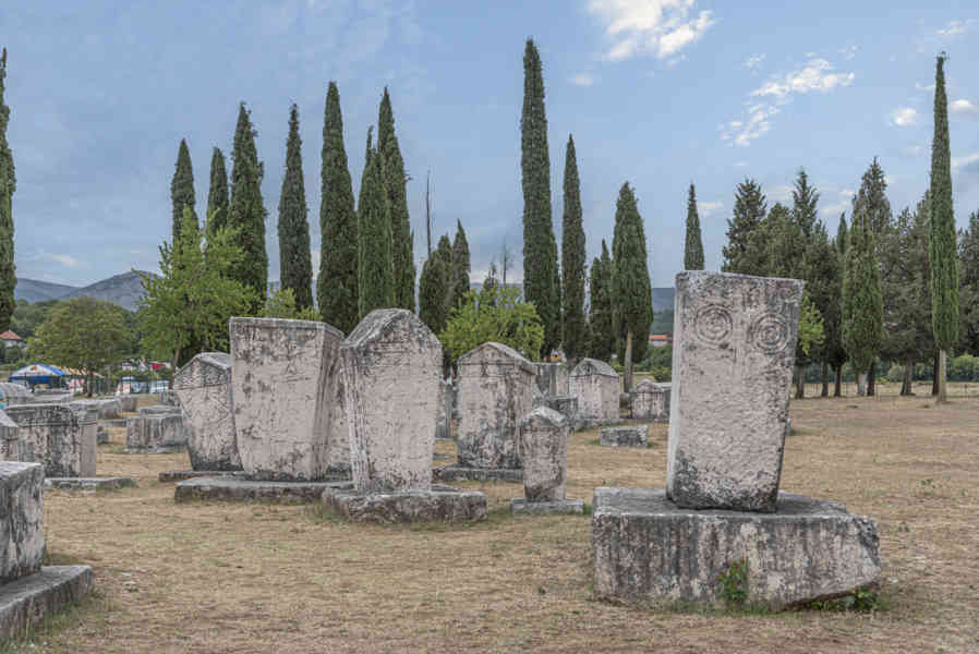 Bosnia y Herzegovina - Stolac - necrópolis de Radimlja - tumbas Stecci 02.jpg